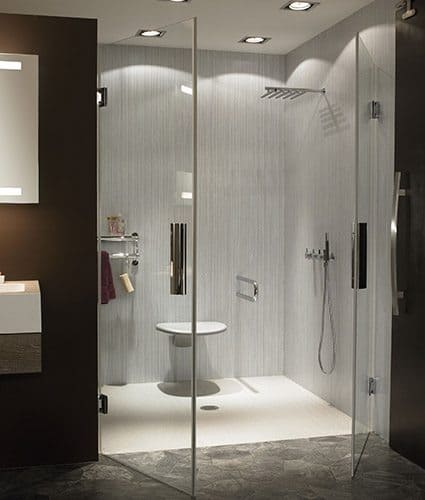 Dusche mit Glaswänden