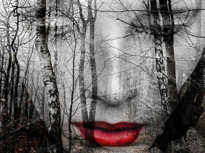 Frauengesicht mit roten Lippen überlagert ein Foto vom Birkenwald