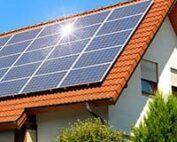 Sonne scheint auf Photovoltaik Anlage auf dem Dach
