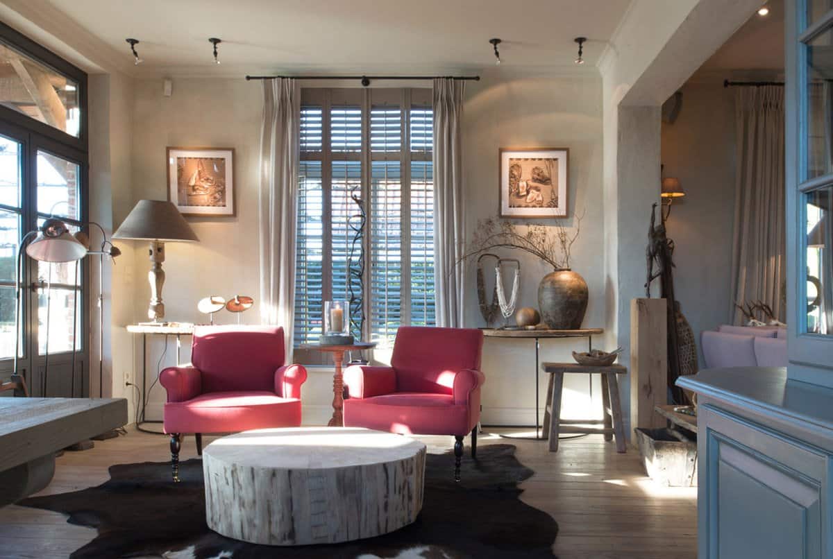 Wohnbereich mit roten Sesseln Wohnzimmer mit roten Sesseln