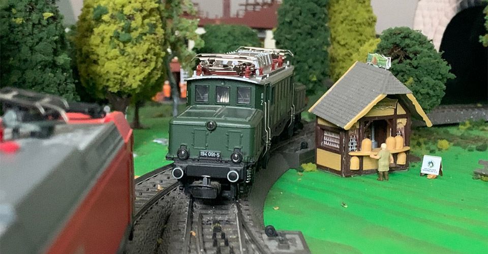 Märklin E-Lok Krokodil fährt auf Gleisanlage