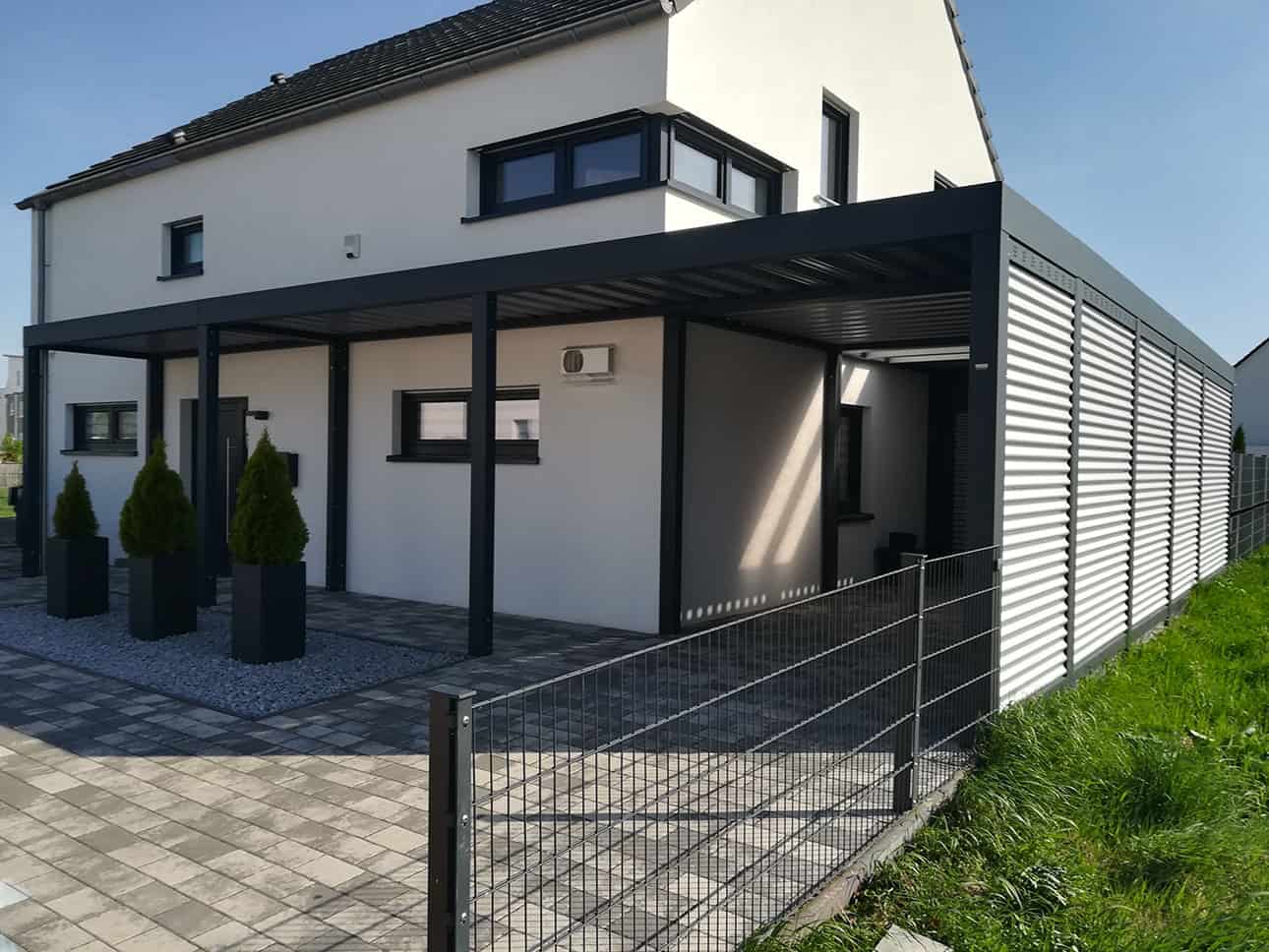 Individueller Stahl-Carport in grau an Hauswand von bick•points