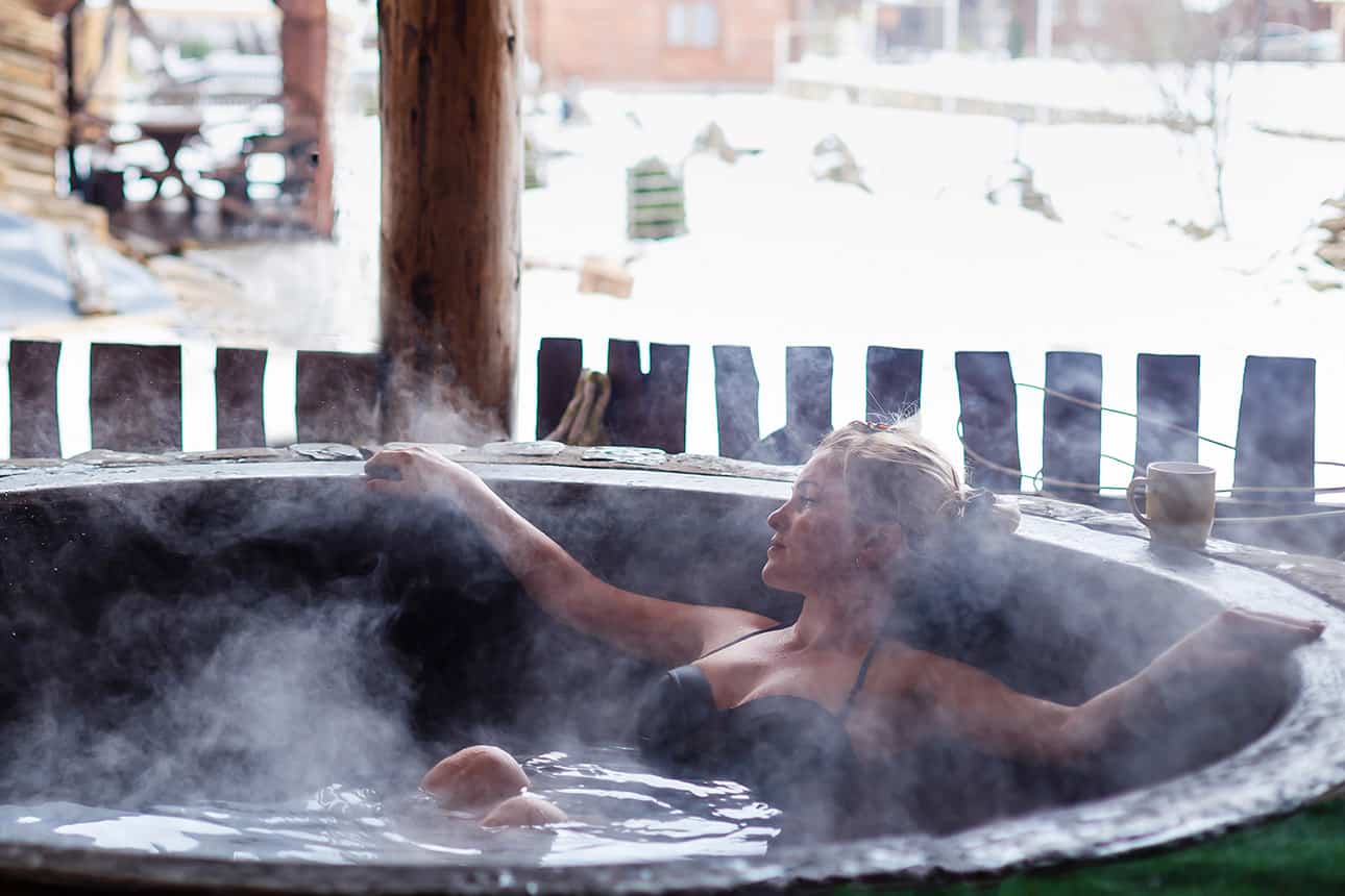 Wellness in der Natur – Tannhaeuschen Frau im Badefass