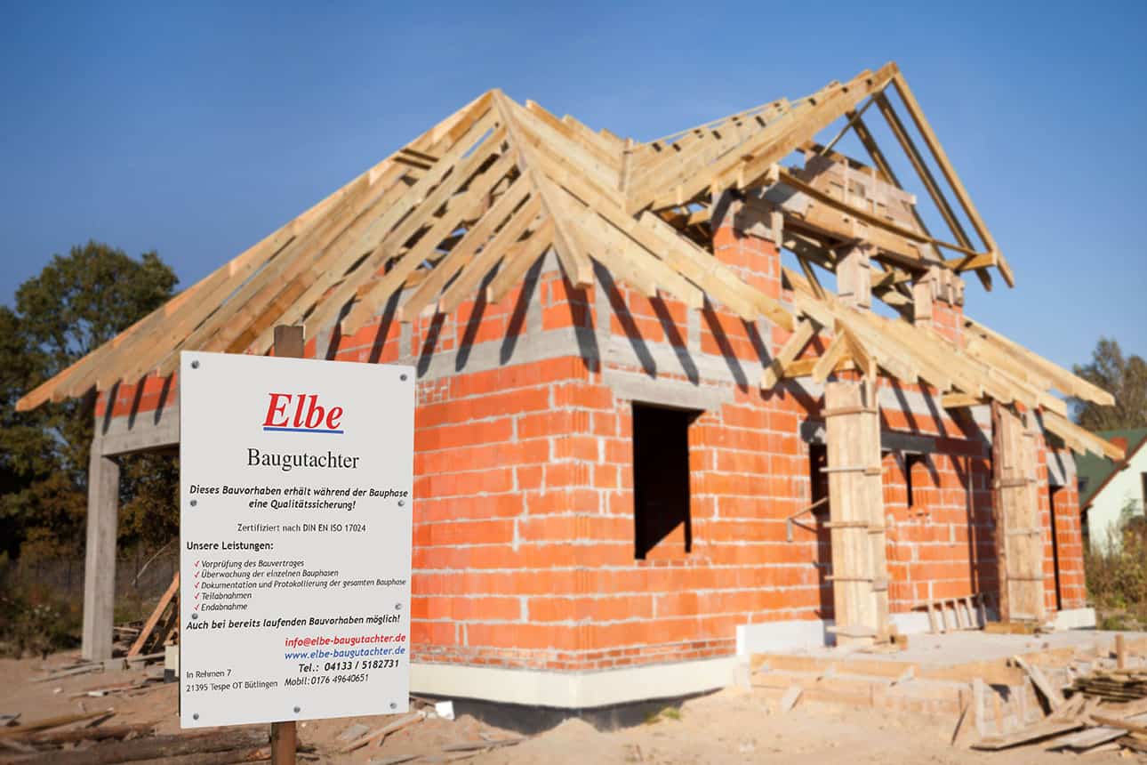 Haus im Rohbau mit Baugutachterschild