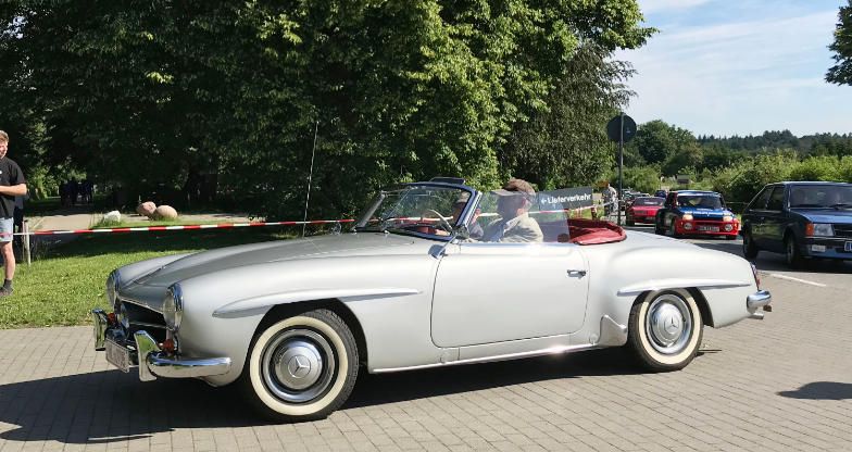 oldtimer Silberner Mercedes-Benz 190 SL auf Oldtimertreffen in Rosengarten