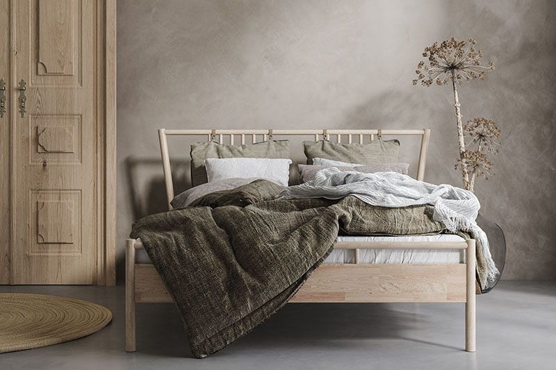 Bed,With,Linen,Bedding,,Dry,Plant,And,Wooden,Door,In Wandgestaltung im Schlafzimmer