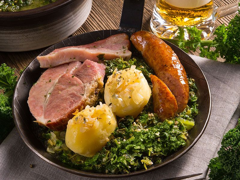 Eisenpfanne mit Grünkohl, Kasseler, Würsten und Kartoffeln