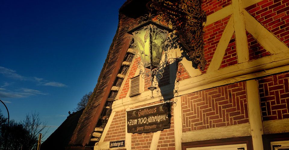 WasWoFinden zum 100-jaehrigen oeffnet Hittfeld Gasthaus zum 100-jaehrigen Aussenlaterne in Hittfeld