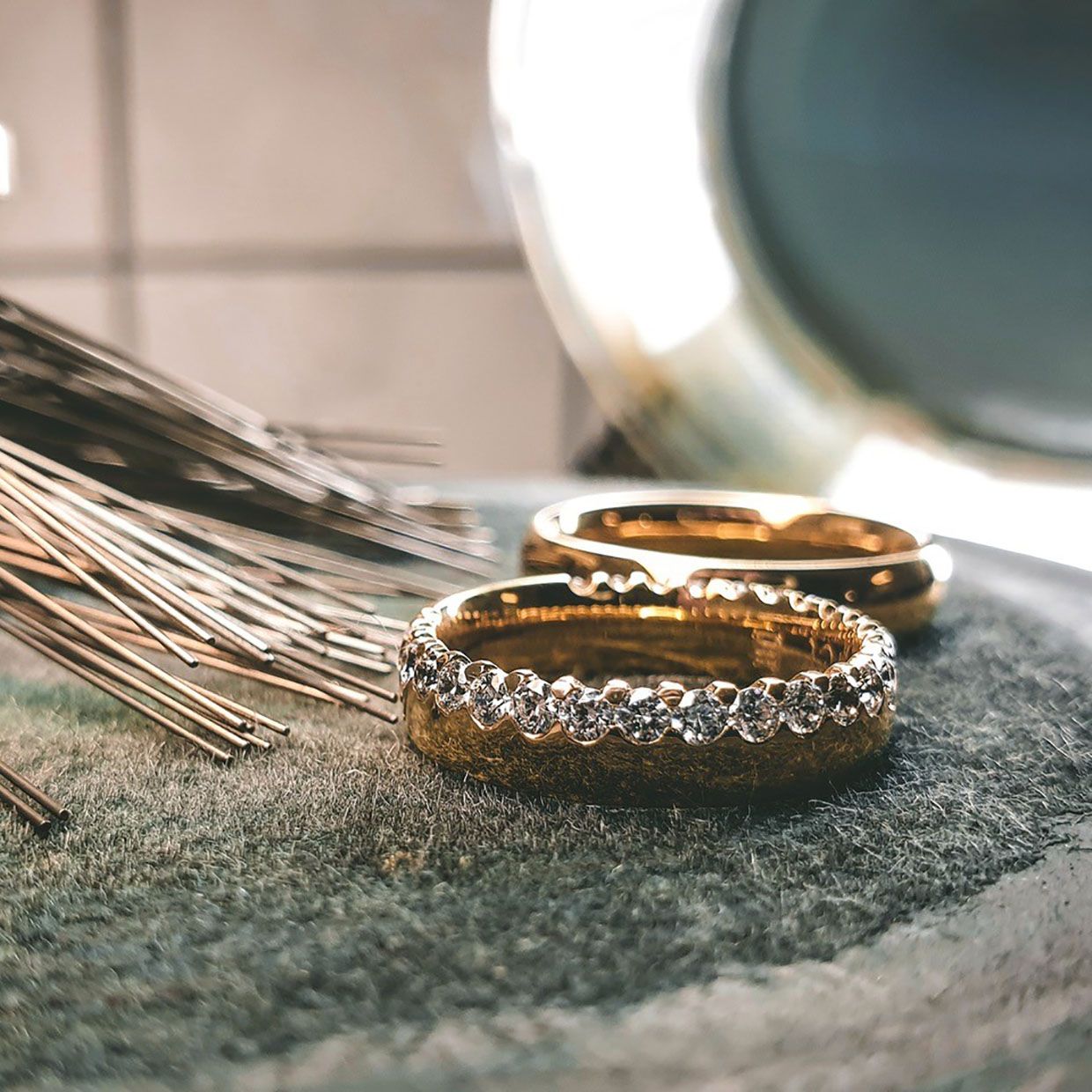 WasWoFinden PM Design SeevetalLove Story Zwei Eheringe aus Gold, der vordere ist mit Diamanten besetzt