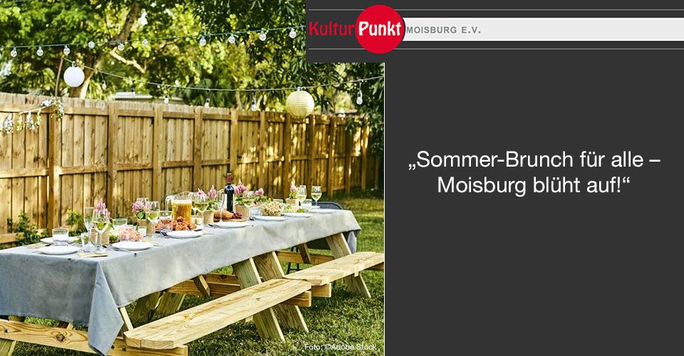 Gedeckter Tisch im Freien zum Brunch