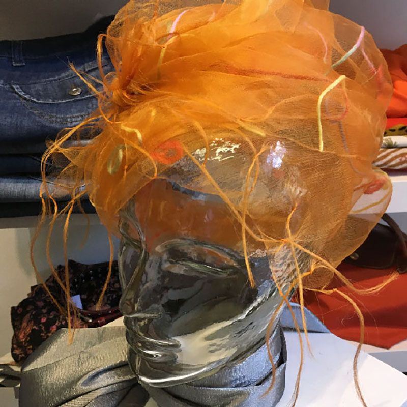 Zweitkleid Accesoires Tülltuch um Modepuppenkopf gewickelt