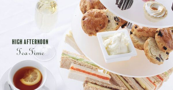 High Afternoon Tea mit englischen Sandwishes, Scones, Macarons.