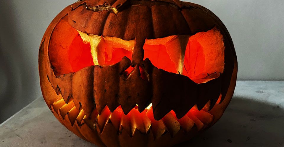 Halloween Kürbis geschnitzt