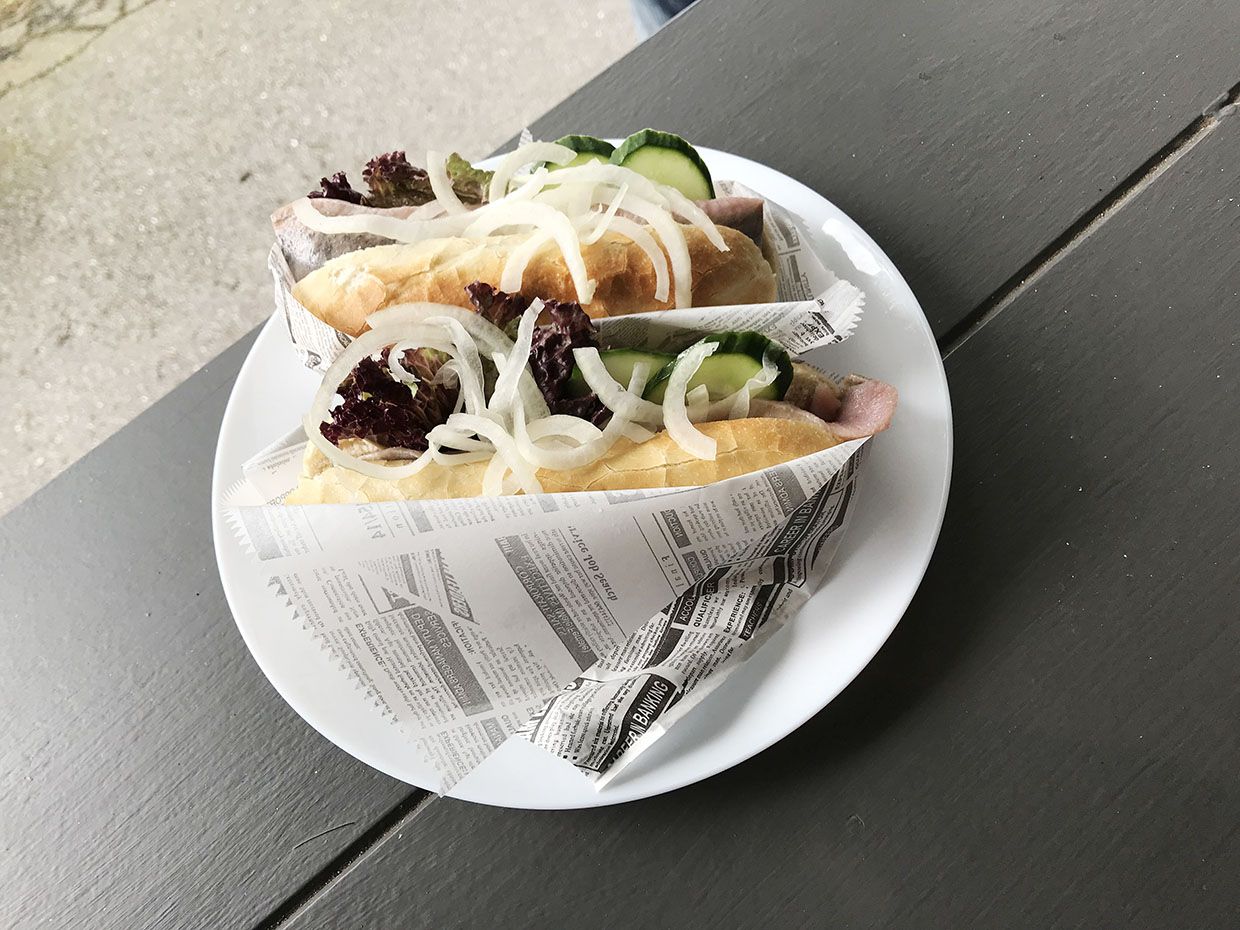WasWoFinden Fischbroetchen Nordheide Matjesbrötchen auf weißem Teller