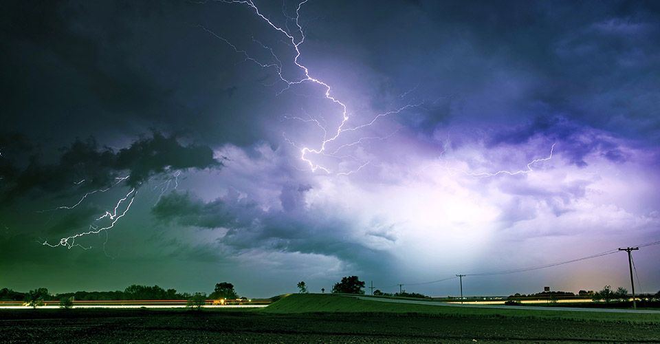 Gewitter mit Blitzen über einer Stadt