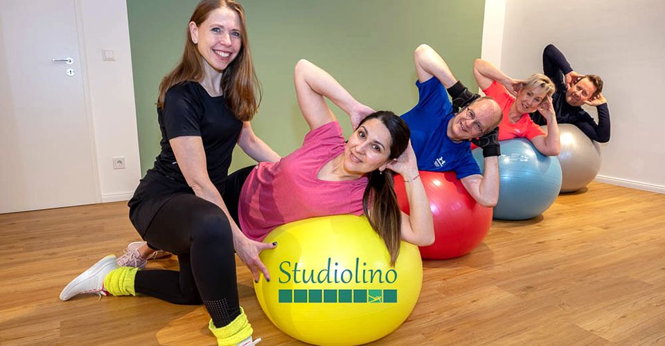 Personaltrainerin Anna-Maria Hinrichs mit Gruppe auf buntenGymnastikbällen