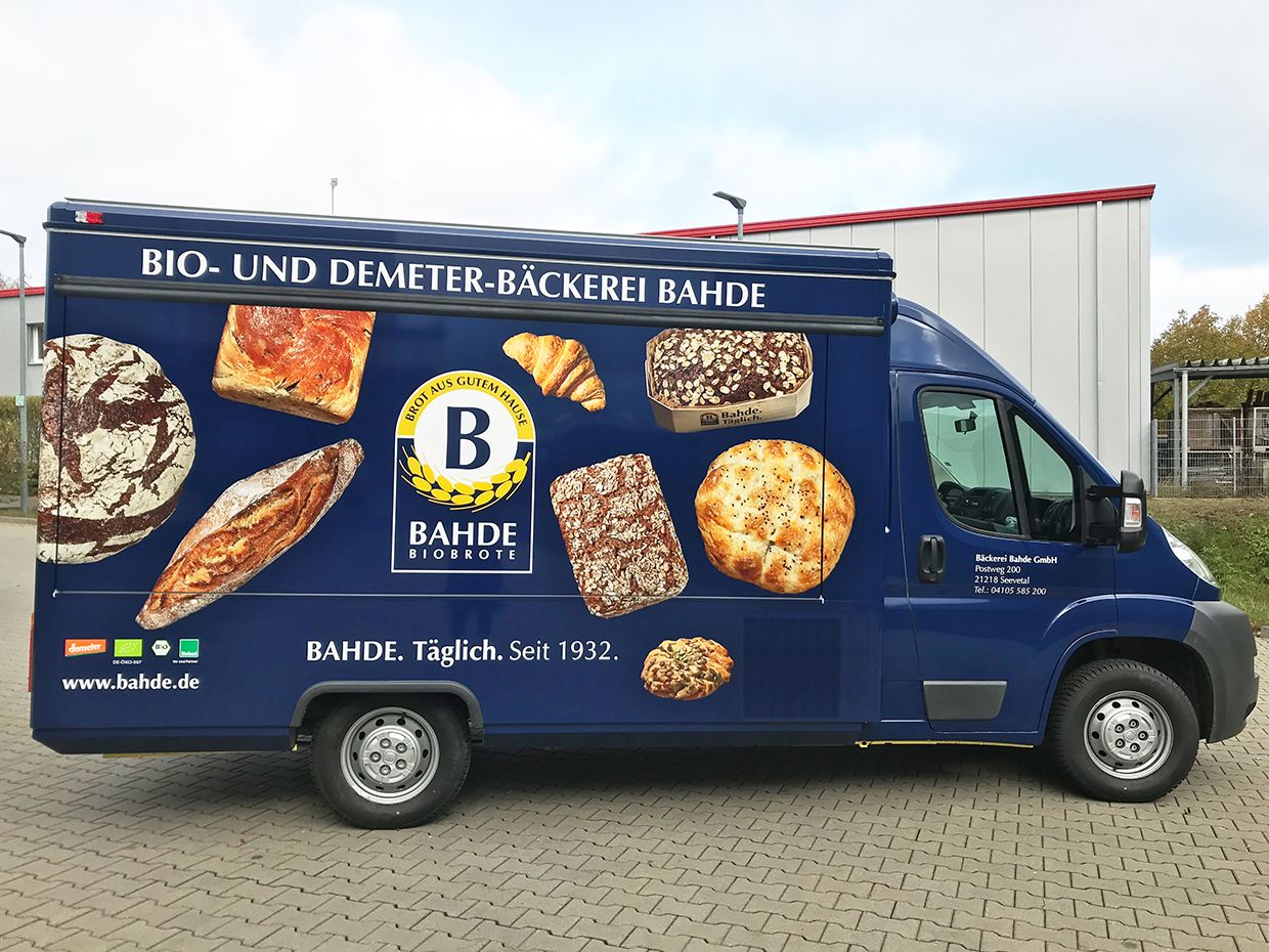 Blauer Transporter mit Backwaren bedruckt von Bäckerei BAHDE