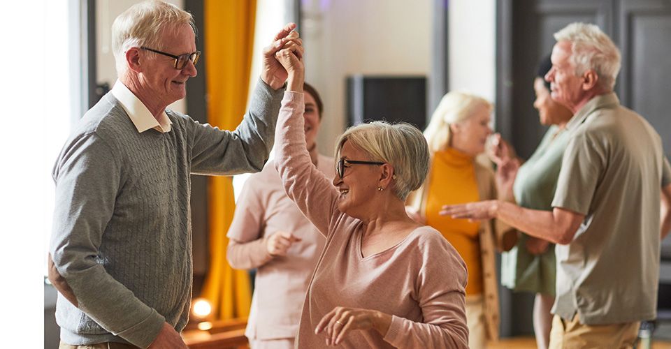 Senioren bewegen sich tänzerisch
