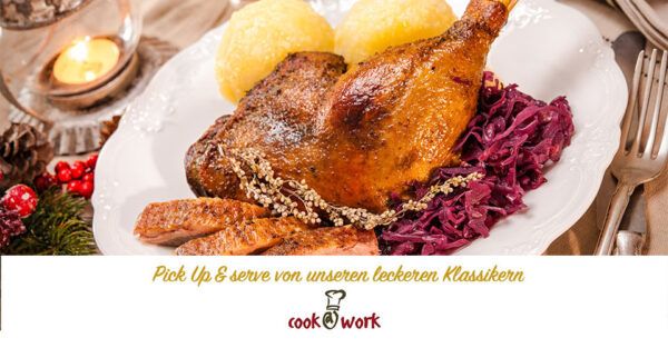 cook@work Knusprige Weihnachtsganskeule mit geschmortem Rotkohl und Knödeln