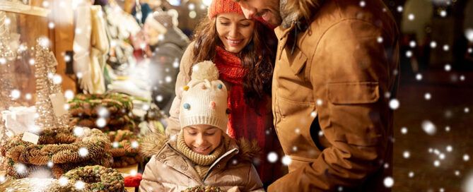 Familie auf dem Weihnachtsmarkt