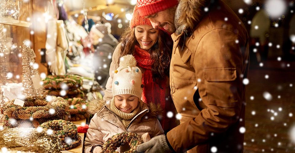 Familie auf dem Weihnachtsmarkt