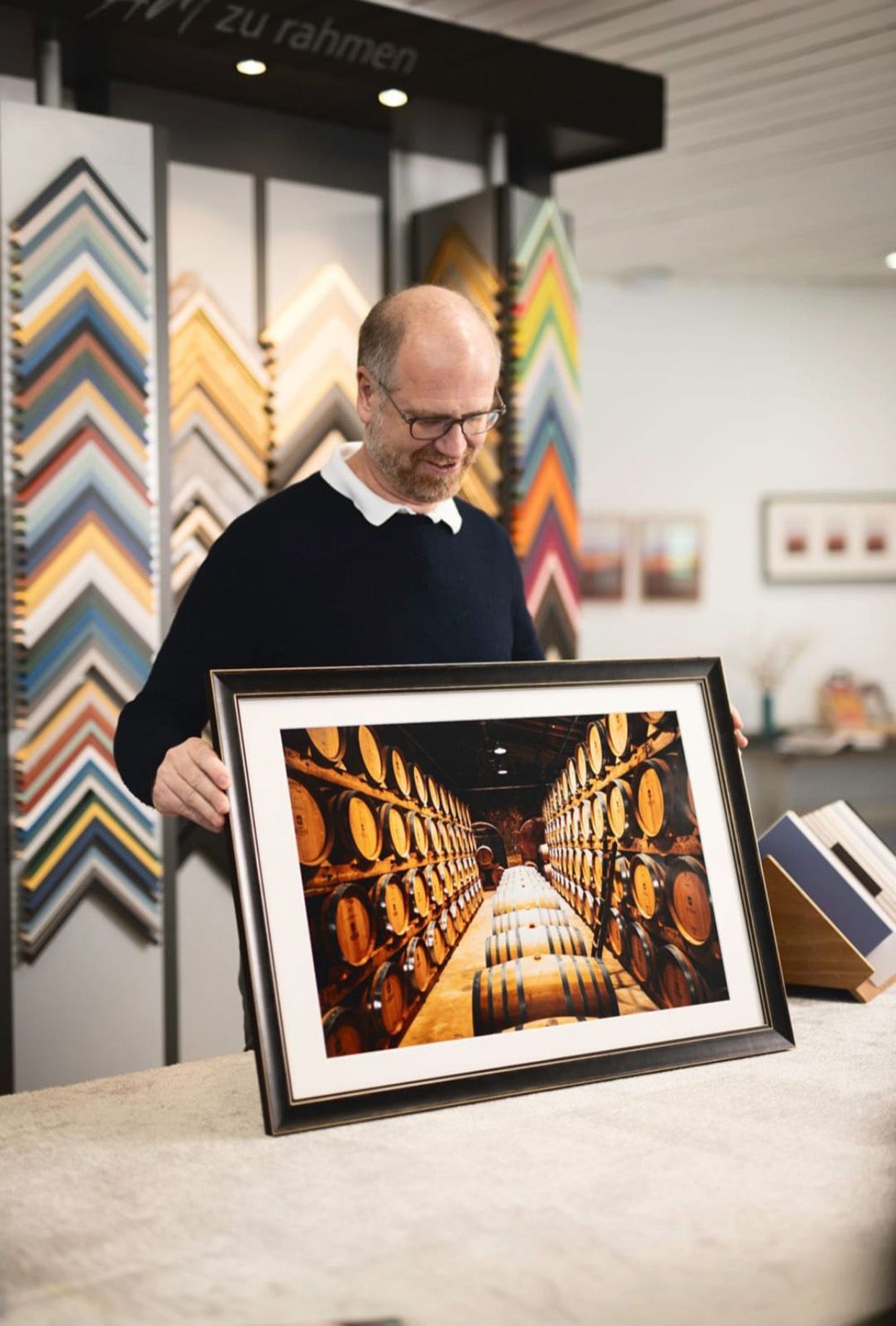 Markus Peters mit fertiger Rahmung