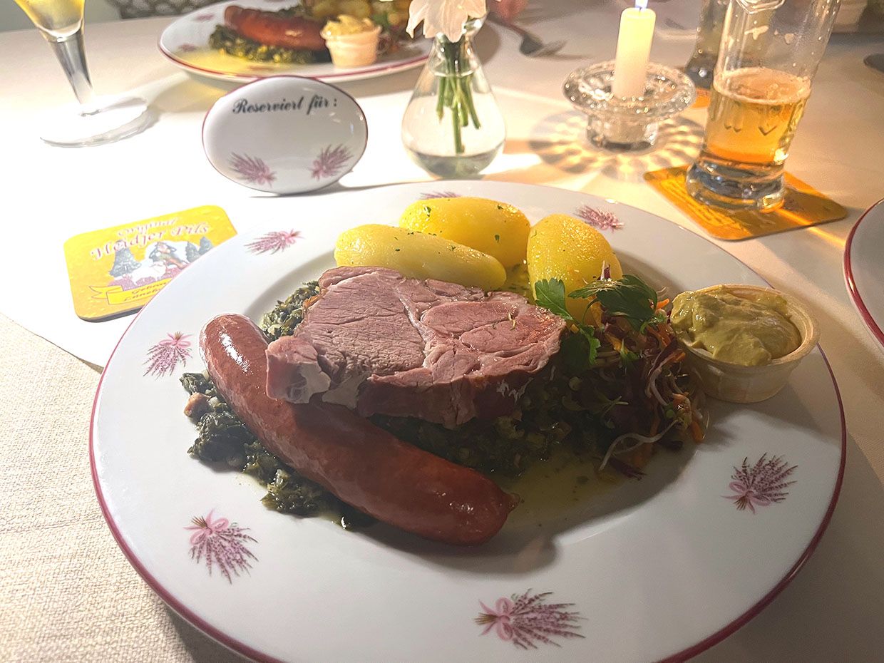 der erste Gruenkohl Gasthaus zum 100-jaehrigen Aussenlaterne in Hittfeld